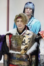 前列は梅津瑞樹、後列は玉城裕規。