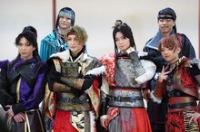 前列左から早乙女友貴、梅津瑞樹、荒牧慶彦、廣野凌大、後列左から玉城裕規、松本利夫。