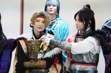 あうんの呼吸で梅津瑞樹（前列左）にマイクを差し出す荒牧慶彦（前列右）。