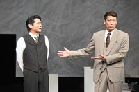 「『僕の歌を楽しみにしていて』とか、口が裂けても言えない」と恐縮する萩原聖人（左）と、「僕は楽しみですよ！」と言う佐藤隆太（右）。