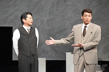 「『僕の歌を楽しみにしていて』とか、口が裂けても言えない」と恐縮する萩原聖人（左）と、「僕は楽しみですよ！」と言う佐藤隆太（右）。