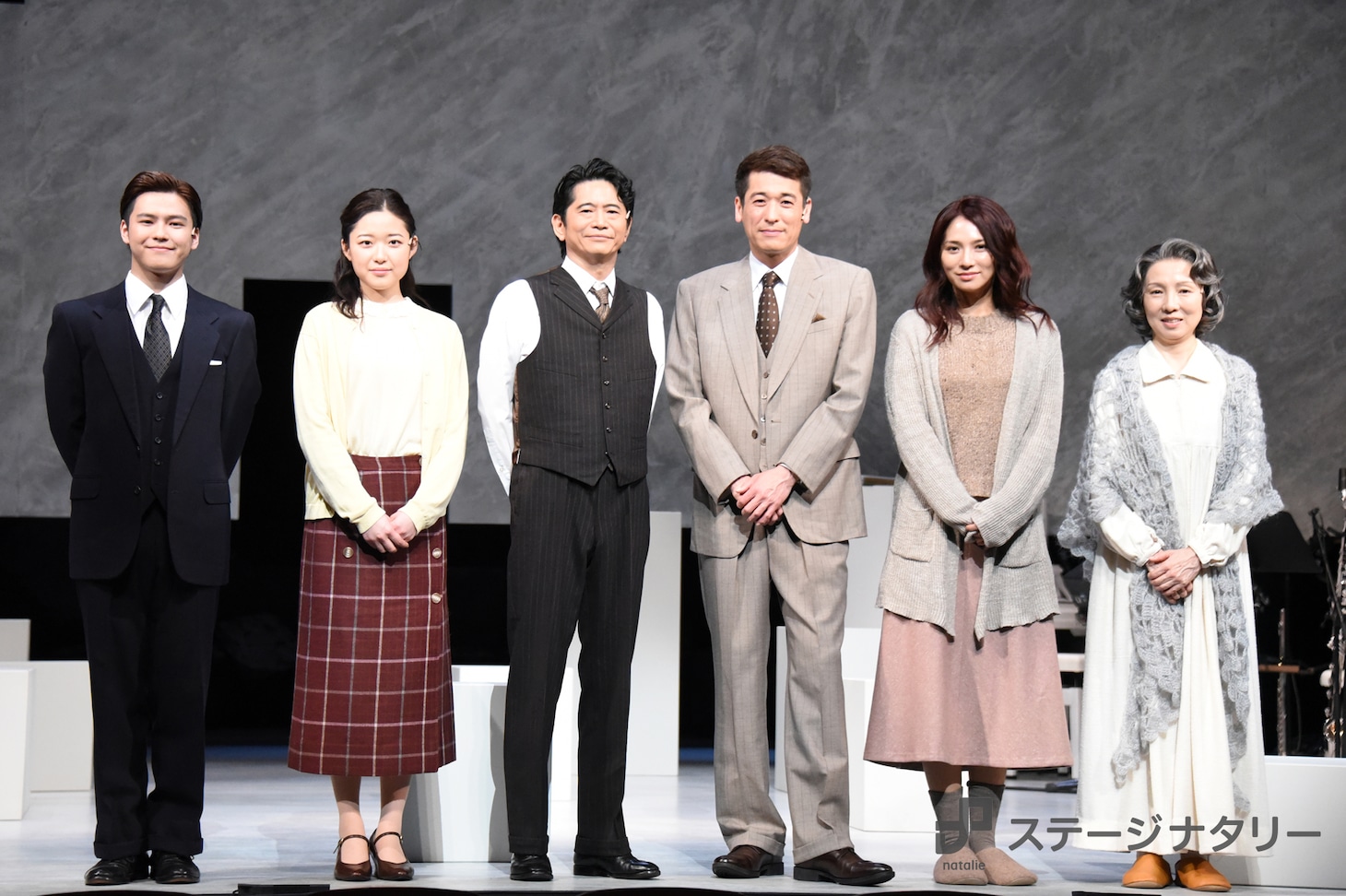 左から北川拓実、藤野涼子、萩原聖人、佐藤隆太、野波麻帆、那須佐代子。