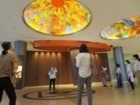 過去の東京芸術劇場 劇場ツアーの様子。