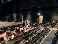 過去の東京芸術劇場 劇場ツアーの様子。