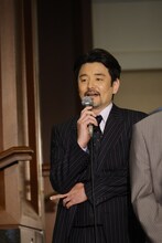 精華女子高等学校吹奏楽部の演奏を聴いて泣いたことを明かし、「大人の皆様も心洗われて帰ってほしい」と語る小林大介（後列）。