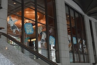 「新生！熱血ブラバン少女。」の装飾が施された博多座外観。