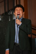 劇中のワンシーンより「わー！」と叫ぶ斉藤優（パラシュート部隊）。