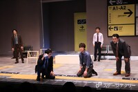 シス・カンパニー公演「カラカラ天気と五人の紳士」より。（撮影：宮川舞子）