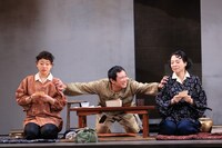 こまつ座「夢の泪」より。（撮影：宮川舞子）