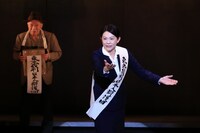 こまつ座「夢の泪」より。（撮影：宮川舞子）