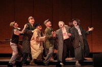 こまつ座「夢の泪」より。（撮影：宮川舞子）