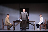 こまつ座「夢の泪」より。（撮影：宮川舞子）