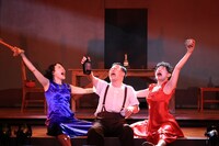 こまつ座「夢の泪」より。（撮影：宮川舞子）