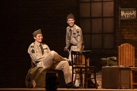 ミュージカル「VIOLET」より。（撮影：岡千里）