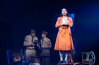 ミュージカル「VIOLET」より。（撮影：岡千里）