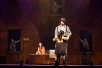 ミュージカル「VIOLET」より。（撮影：岡千里）