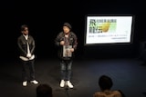 THEATRE E9 KYOTO 2024年度年間ラインナップ発表会より、「初級革命講座飛龍伝」を演出するマキノノゾミ(右)と、犀の角の荒井洋文(左)。