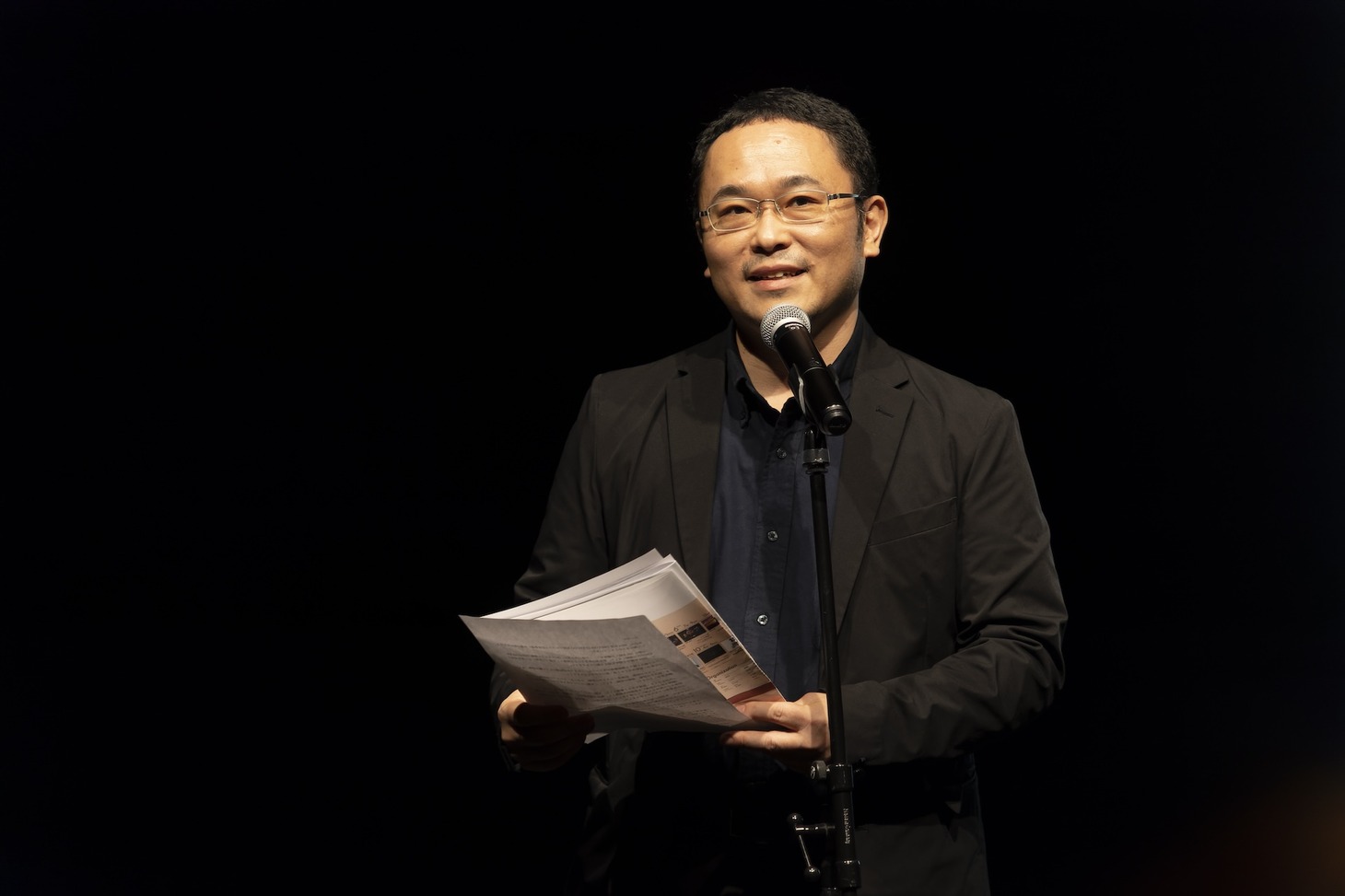 THEATRE E9 KYOTO 2024年度年間ラインナップ発表会より、芸術監督のあごうさとし。