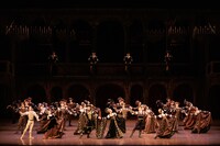 東京バレエ団「ロミオとジュリエット」より。（撮影：松橋晶子）