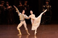 東京バレエ団「ロミオとジュリエット」より。（撮影：松橋晶子）