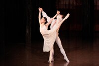 東京バレエ団「ロミオとジュリエット」より。（撮影：松橋晶子）