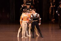 東京バレエ団「ロミオとジュリエット」より。（撮影：松橋晶子）