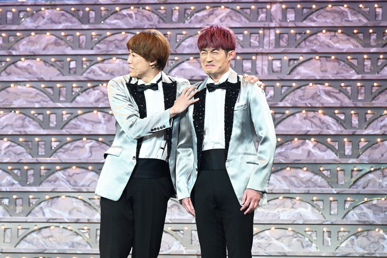 堂本光一の振りに応えて泣き真似を始めた松崎祐介（右）と、松崎を