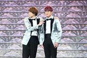 堂本光一の振りに応えて泣き真似を始めた松崎祐介(右)と、松崎をなだめる越岡裕貴。