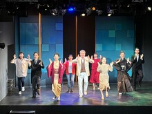 劇団道学先生「東京の恋～さほどロマンチックでもなく～」オープニングの様子。（撮影：劇団道学先生）