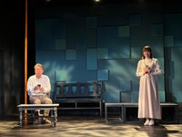 劇団道学先生「東京の恋～さほどロマンチックでもなく～」より、「うそぶく」の様子。（撮影：劇団道学先生）