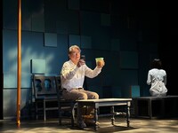 劇団道学先生「東京の恋～さほどロマンチックでもなく～」より、「うそぶく」の様子。（撮影：劇団道学先生）