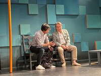 劇団道学先生「東京の恋～さほどロマンチックでもなく～」より、「うそぶく」の様子。（撮影：劇団道学先生）