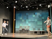 劇団道学先生「東京の恋～さほどロマンチックでもなく～」より、「うそぶく」の様子。（撮影：劇団道学先生）