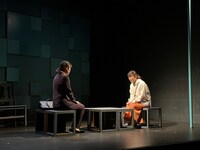 劇団道学先生「東京の恋～さほどロマンチックでもなく～」より、「うそぶく」の様子。（撮影：劇団道学先生）