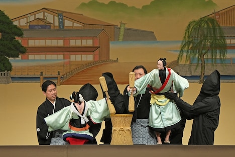 「令和6年4月文楽公演」第2部「団子売」より。（提供：国立文楽劇場）