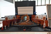 森山開次が手がけた舞台装置模型。