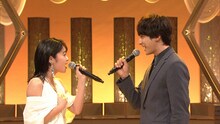 「はやウタ」より、互いに見つめ合いながら歌う吉柳咲良（左）と小関裕太（右）。（写真提供：NHK）