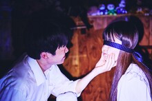 劇団しようよ「人形のいいえ」より。（撮影：白幡健太郎）