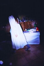 劇団しようよ「人形のいいえ」より。（撮影：白幡健太郎）