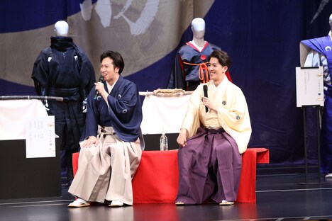 左から尾上松也、尾上右近。