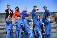 ニッポン放送開局70周年記念公演「鴨川ホルモー、ワンスモア」初日前会見より、“ホルモーポーズ”を取る一同。