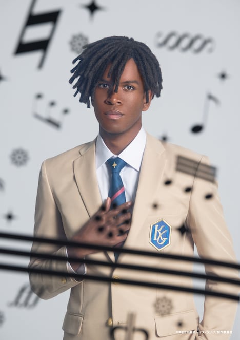 ジョエル・ショウヘイ扮する鈴木カーティス。