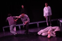 サファリ・P 第10回公演「悪童日記」より。（撮影：松本成弘）