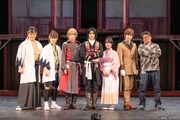 「ミュージカル『薄桜鬼 真改』土方歳三 篇」の出演者と、脚本・演出を手がける毛利亘宏（右端）。