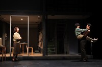 「デカローグ
 1」より、左から高橋惠子、石井舜、ノゾエ征爾。（撮影：宮川舞子）