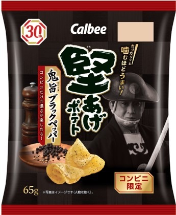 「堅あげポテト 鬼旨ブラックペッパー」の「鬼平犯科帳」パッケージ。