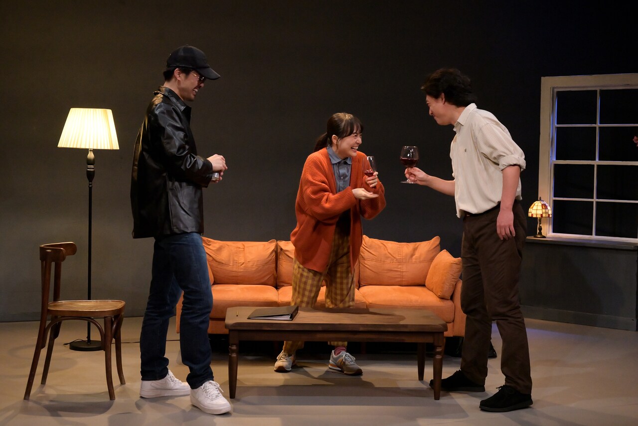 池田努・椙山さと美・前田一世が繰り広げる、ブラックコメディ「ULSTER AMERICAN」開幕