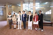 「トンカツロック」囲み取材より。左から柳美稀、山崎玲奈、金指一世、岩崎大昇、那須雄登、森迫永依、横内謙介。（提供：松竹・グローブ座）