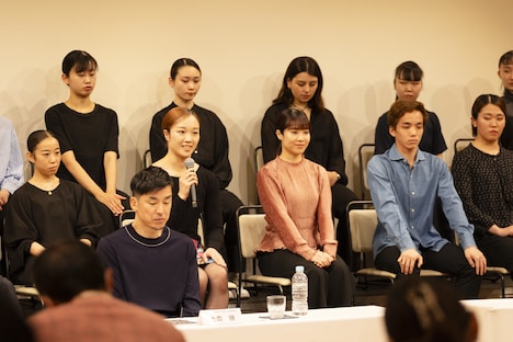 三好綾音(2列目の左から2番目)