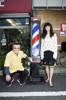 カット＆パーマBARBARマエの店主・マエさん（左）、名古屋愛（右）の謎2ショット記念写真。（撮影：南阿沙美）